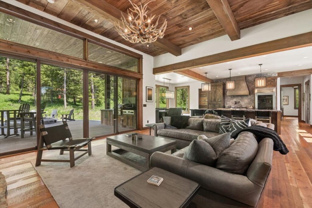 listing agent Debbie Maue
